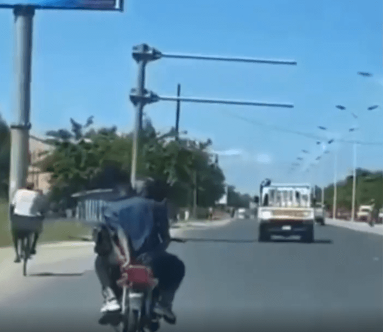 Couple seen k!ssing on a moving motorcycle (+Video)