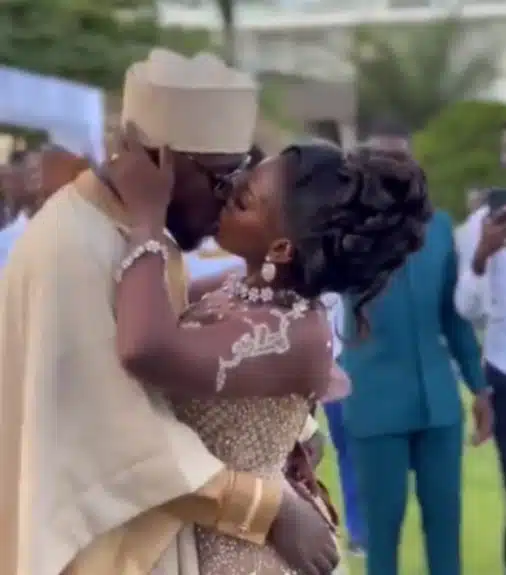 Trending video of Ghanaian couple kissing passionately at their wedding ceremony (Video)