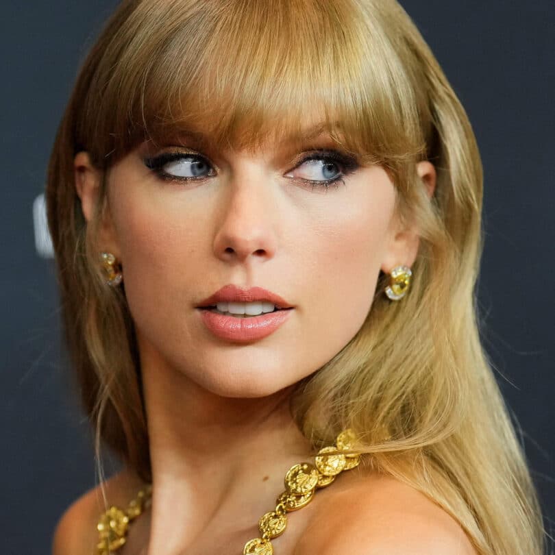 How Tall Is Taylor Swift Know The Pop Star S Height CitiMuzik   24taylor Notebook3 SuperJumbo 1 810x810 