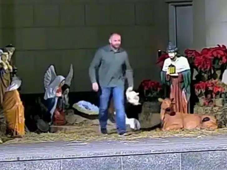 Man steals baby Jesus from Fort Worth Nativity scene (Video)