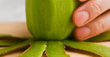 How to cut a Kiwi