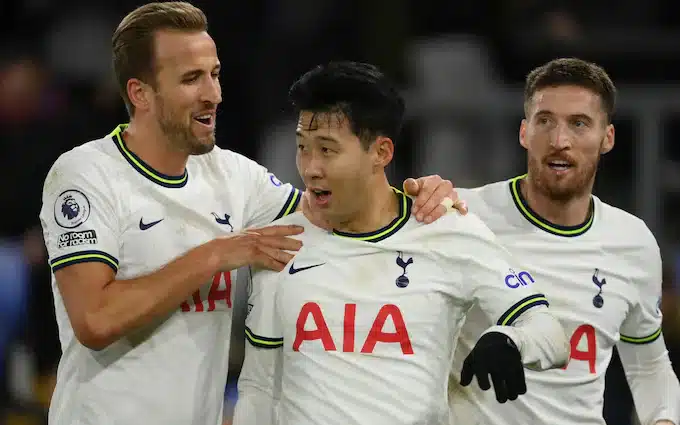 Rampant Harry Kane leads Spurs raid on Palace as he closes in on record