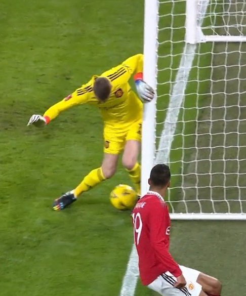 Carry-on football – Keane slams ‘drunk’ De Gea after ‘horrendous mistake’ against Everton