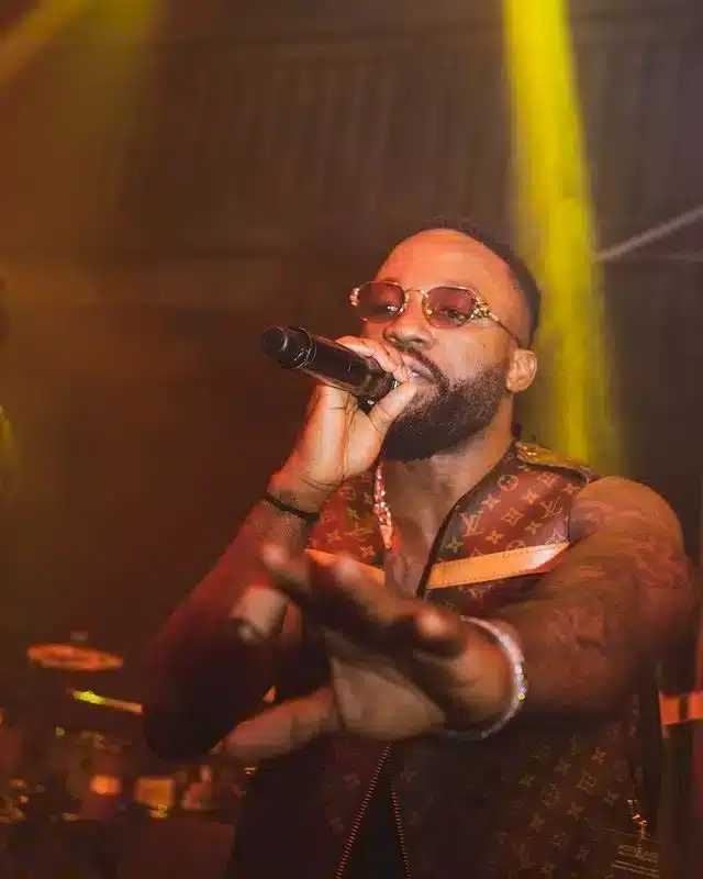 Moment Iyanya pushes fan off stage for slapping him with money