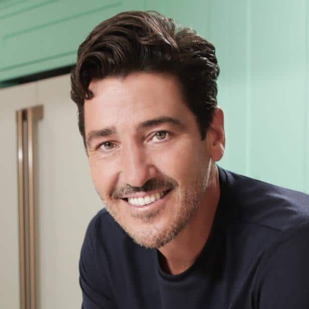 Is Jonathan Knight Gay